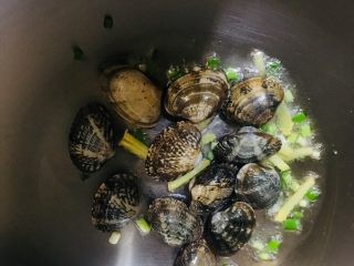 11、丝瓜花蛤汤,放入花蛤炒一会