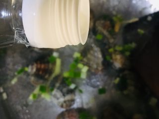 12、丝瓜花蛤汤,放入料酒去腥，再加上一碗清水大火烧开