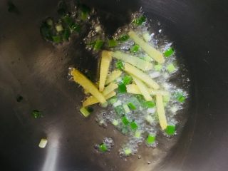 10、丝瓜花蛤汤,放入葱姜爆香