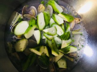 14、丝瓜花蛤汤,加入丝瓜