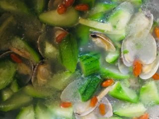 16、丝瓜花蛤汤,煮至丝瓜断生