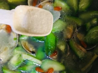 17、丝瓜花蛤汤,调入适量的盐