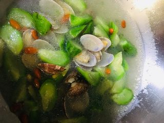19、丝瓜花蛤汤,搅匀即可