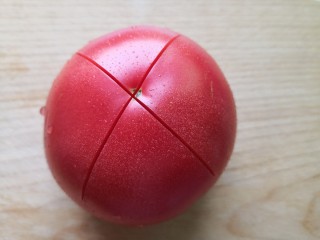 2、山药猪骨汤,西红柿洗干净划十字