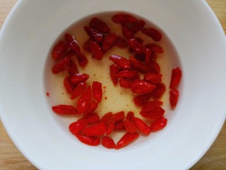 6、山药猪骨汤,枸杞洗净泡一会