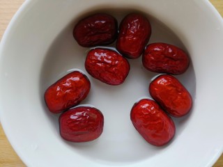 7、山药猪骨汤,红栆清洗干净泡一会