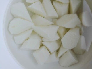 8、山药猪骨汤,山药去皮洗干净切滚刀块放水里（防止氧化）备用