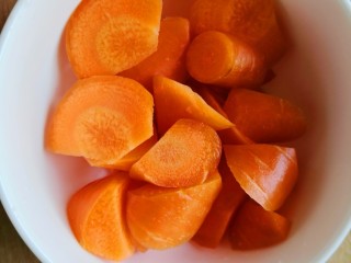 9、山药猪骨汤,胡萝卜清洗干净切滚刀块放碗里备用