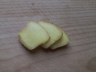 11、山药猪骨汤,姜切片