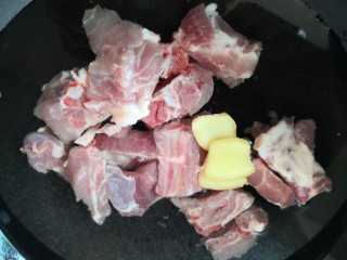 12、山药猪骨汤,排骨冷水下锅加入姜片