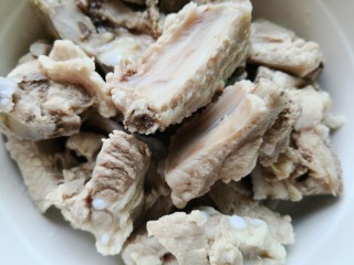 15、山药猪骨汤,捞出来清洗干净放碗里备用