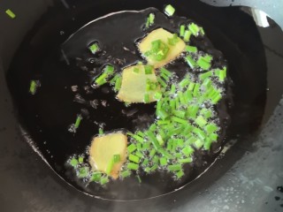 16、山药猪骨汤,热锅放油，放入葱姜炒出香味