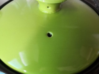 21、山药猪骨汤,盖上锅盖转小火炖40分钟