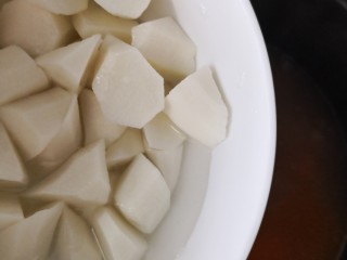 22、山药猪骨汤,时间到了开盖加入山药