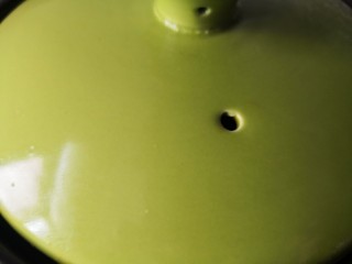 24、山药猪骨汤,盖上锅盖小火继续炖15分钟