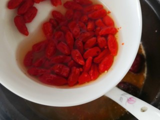 25、山药猪骨汤,时间到加入枸杞再炖3分钟即可