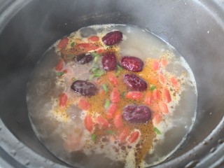 28、山药猪骨汤,撒上葱花再烧一开出锅