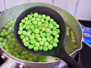 5、豌豆炒肉丁,煮熟后捞出沥干水分备用