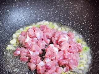 7、豌豆炒肉丁,放入猪肉丁翻炒至变色变