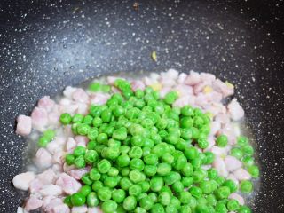 8、豌豆炒肉丁,加入豌豆