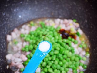 10、豌豆炒肉丁,加入盐