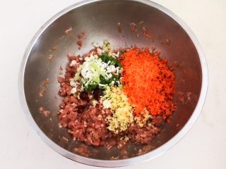 12、温州瘦肉丸,加入葱姜末和胡萝卜末