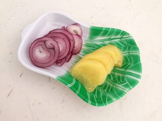 21、温州瘦肉丸,圆葱和鲜姜切成小片