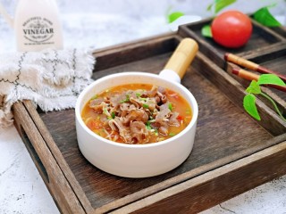 9、味道鲜美的茄汁肥牛卷,盛出，撒上葱花。