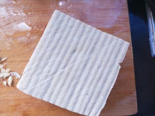 1、锅塌豆腐,准备一块老豆腐