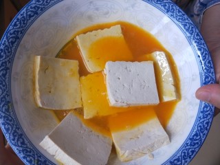 5、锅塌豆腐,把豆腐蘸满鸡蛋液