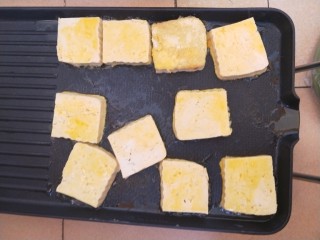 6、锅塌豆腐,电饼档倒油，豆腐片码上去煎