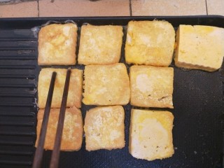 7、锅塌豆腐,煎好一面，翻另一面，煎至金黄