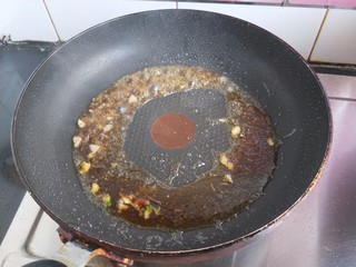 9、锅塌豆腐,锅内倒油，放入蒜末炒香。加生抽，蚝油，盐，清水，