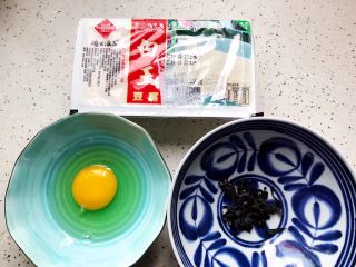 1、裙带菜豆腐鸡蛋羹,首先我们准备好所有食材