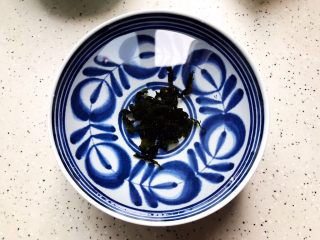 2、裙带菜豆腐鸡蛋羹,裙带菜用清水浸泡，水要多一点，因为裙带菜非常吸水