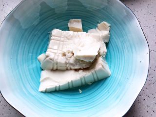 3、裙带菜豆腐鸡蛋羹,豆腐去外包装，放入大碗，静置