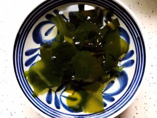 4、裙带菜豆腐鸡蛋羹,裙带菜泡好了