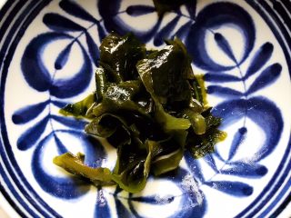 5、裙带菜豆腐鸡蛋羹,稍微冲洗一下，剪碎