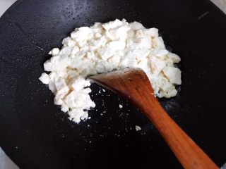 11、裙带菜豆腐鸡蛋羹,用锅铲推炒片刻，不是翻炒哦