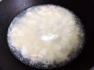 12、裙带菜豆腐鸡蛋羹,加入适量热开水