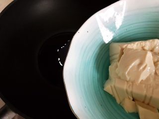 10、裙带菜豆腐鸡蛋羹,待锅内油七分热时下豆腐