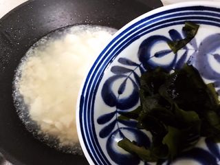13、裙带菜豆腐鸡蛋羹,水煮开后加入裙带菜