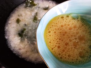 15、裙带菜豆腐鸡蛋羹,5分钟后，转中大火，然后加入鸡蛋液