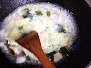 17、裙带菜豆腐鸡蛋羹,边煮用锅铲搅拌片刻
