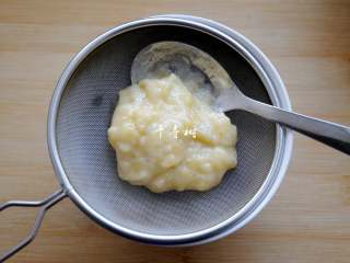 4、完美香蕉溶豆 健康营养宝宝辅食 超人气小零食,带点颗粒也不要紧，因为直接压的话很难把香蕉压的细腻，影响后面的挤花过程，所以给过下筛就好了。