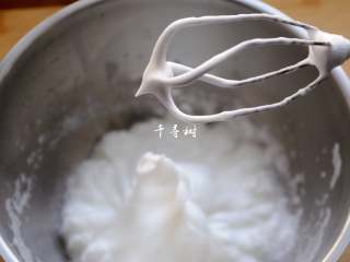 11、完美香蕉溶豆 健康营养宝宝辅食 超人气小零食,蛋白打发到光滑细腻并且能拉出这种尖尖角就可以了，打过了之后会比较粗糙。