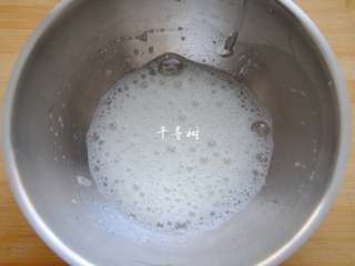 10、完美香蕉溶豆 健康营养宝宝辅食 超人气小零食,滴入2滴柠檬汁有助于蛋白的稳定打发，可以加入5克白糖或者是不加也行，白糖也有助于蛋白的打发稳定，但是考虑到是给孩子吃的，还是少糖为好。