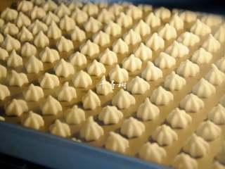 16、完美香蕉溶豆 健康营养宝宝辅食 超人气小零食,把挤好的溶豆送入烤箱中层，保持100度，定时60分钟。采用低温慢烤主要是为了溶豆过度上色。