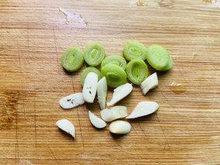 7、苋菜豆腐汤,蒜片、葱头