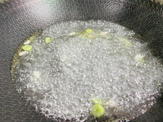 9、苋菜豆腐汤,加入适量的清水大火烧开